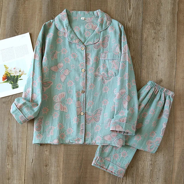 "Amandine pyjamaset voor vrouwen met elegant bloemenmotief, zachte stof, button-up top en lange mouwen voor comfort."