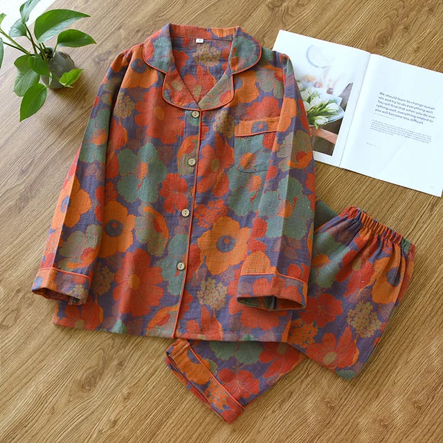 "Amandine pyjamaset voor vrouwen met elegant bloemenmotief, zachte stof, button-up top en lange mouwen voor comfort."