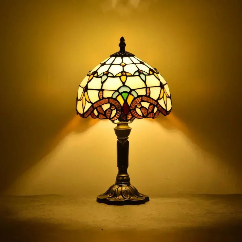 "Antieke glas in lood wandlamp met warme gloed en ambachtelijke stijl, perfect voor tijdloze elegantie in uw interieur."