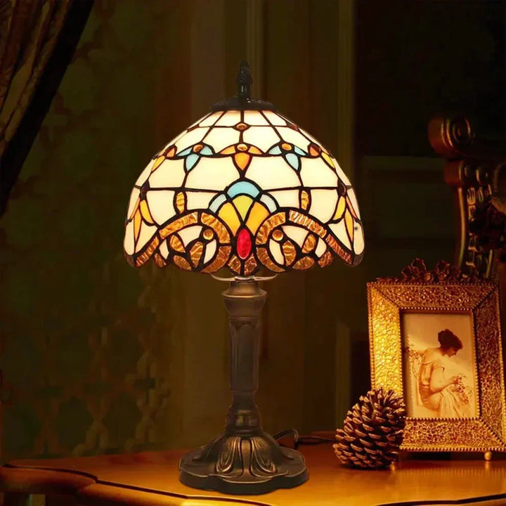 "Antieke glas in lood wandlamp met warme gloed en ambachtelijke stijl, perfect voor tijdloze elegantie in uw interieur."