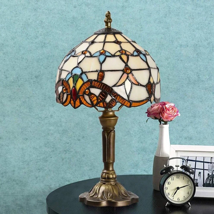 "Antieke glas in lood wandlamp met warme gloed en ambachtelijke stijl, perfect voor tijdloze elegantie in uw interieur."