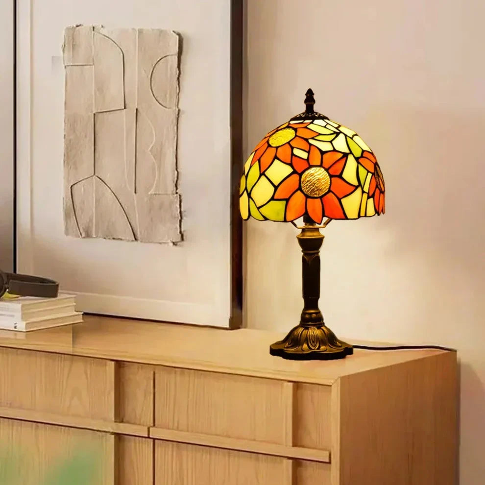 "Antieke glas in lood wandlamp met warme gloed en ambachtelijke stijl, perfect voor tijdloze elegantie in uw interieur."