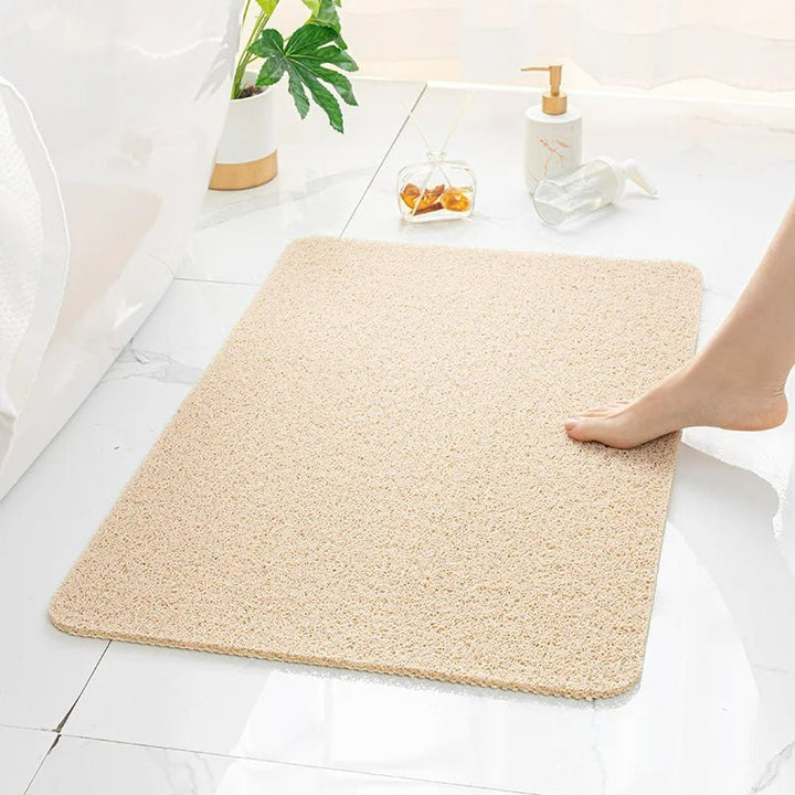 AquaSafe antislip douchemat, beige, met zuignappen voor stabiliteit en comfort, perfect voor moderne badkamers.