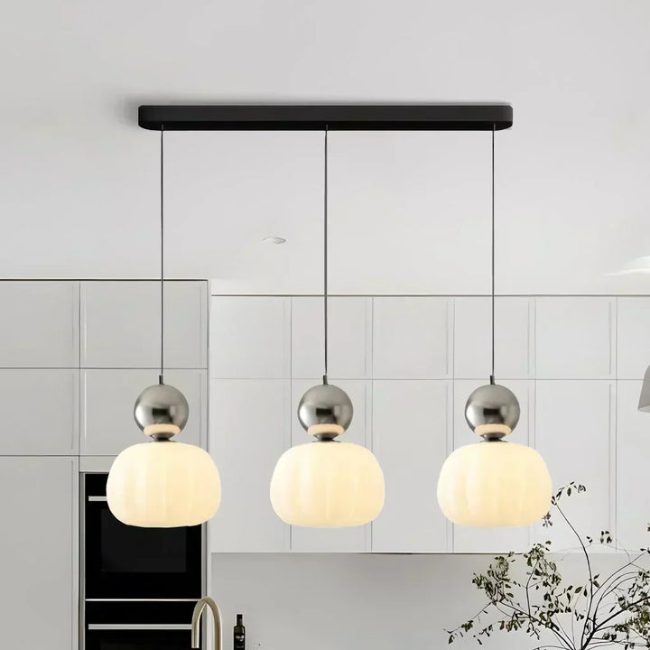 "Art Deco hanglamp CrèmeLuma, crèmekleurig ontwerp met elegante vormen, perfect voor stijlvol interieur, plafondlamp."
