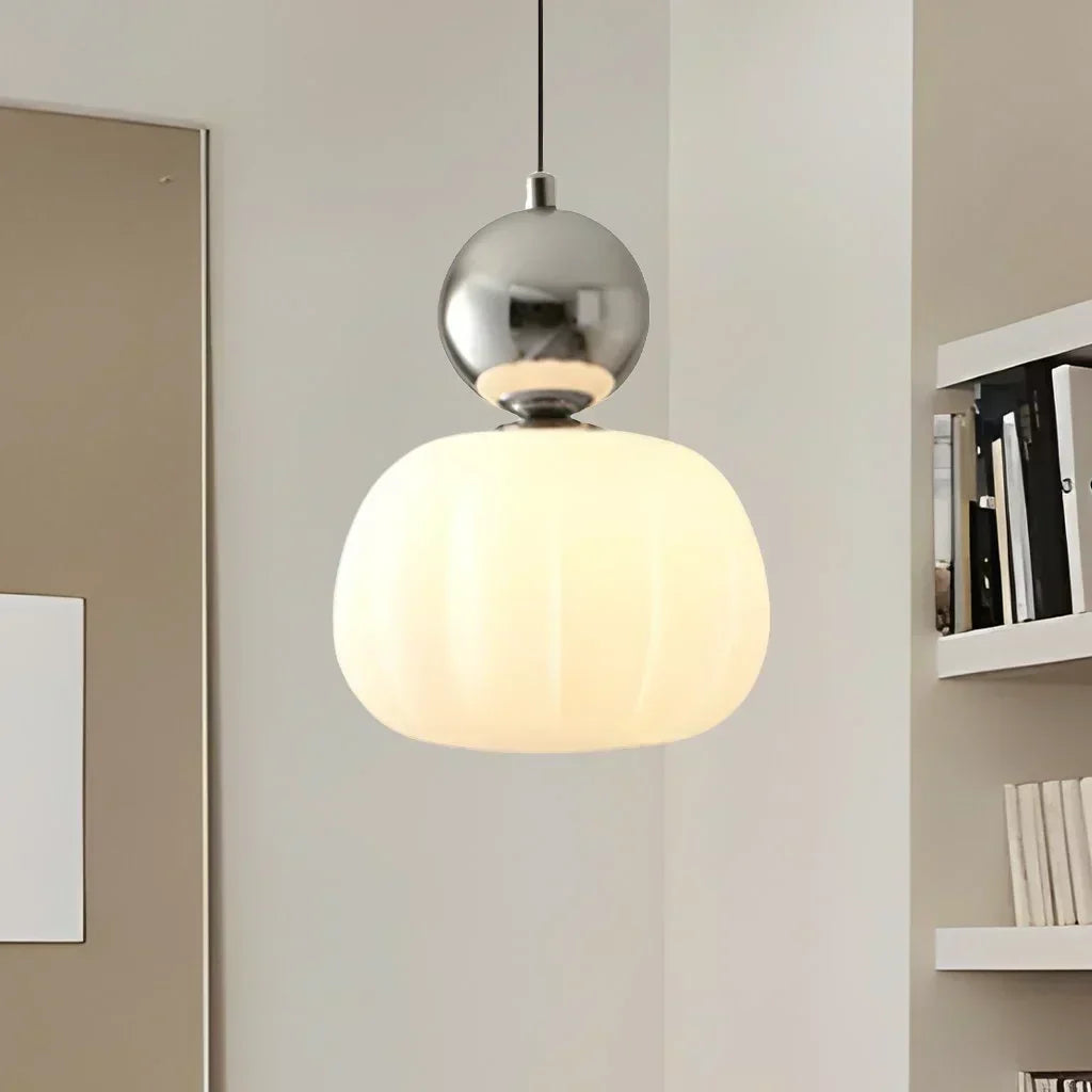 "Art Deco hanglamp CrèmeLuma, crèmekleurig ontwerp met elegante vormen, perfect voor stijlvol interieur, plafondlamp."