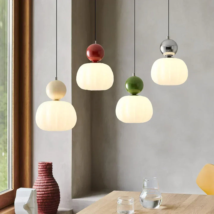 "Art Deco hanglamp CrèmeLuma, crèmekleurig ontwerp met elegante vormen, perfect voor stijlvol interieur, plafondlamp."