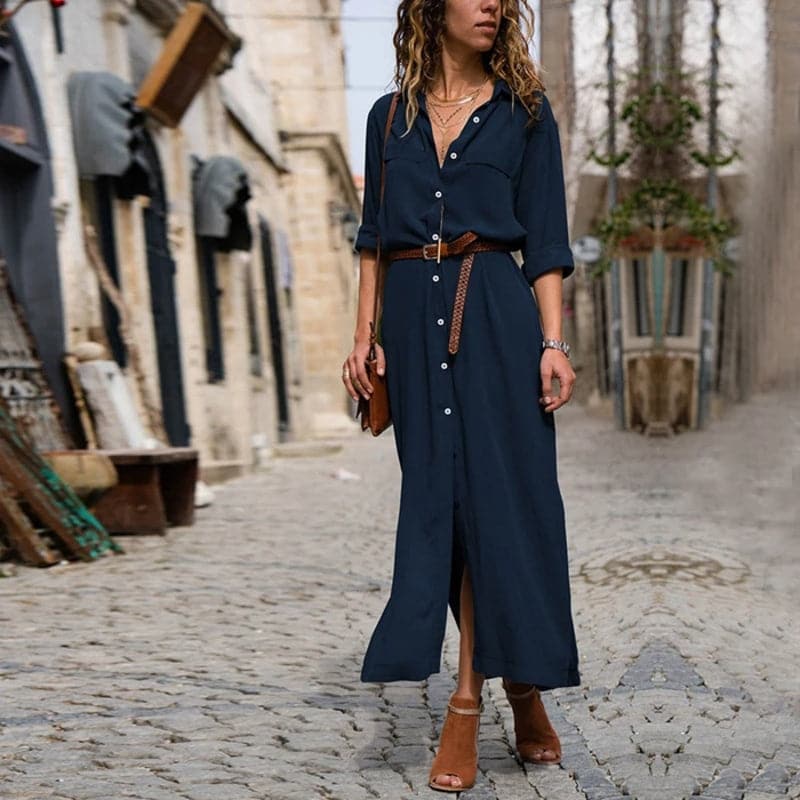 Dames overhemd midijurk met stijlvolle riem, benadrukt de taille voor een flatterende look.