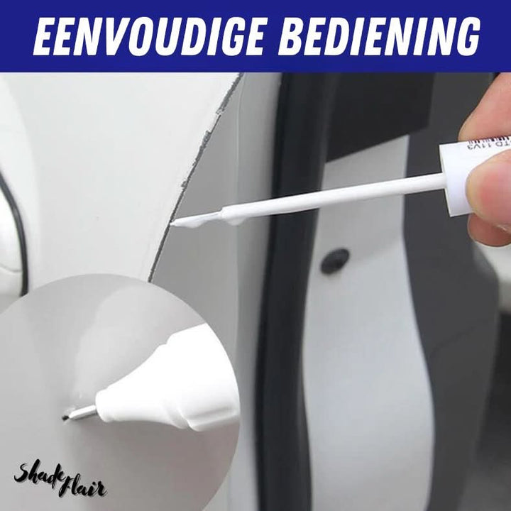 Auto retoucheerpen, zwart, met tip- en kwastapplicator, op witte achtergrond, voor het herstellen van krassen op auto's.