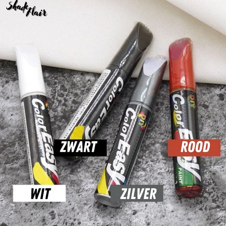 Auto retoucheerpen, zwart, met tip- en kwastapplicator, op witte achtergrond, voor het herstellen van krassen op auto's.