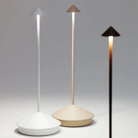Draadloze LED lamp creëert warm sfeerlicht voor ontspannen avonden binnen en buiten.