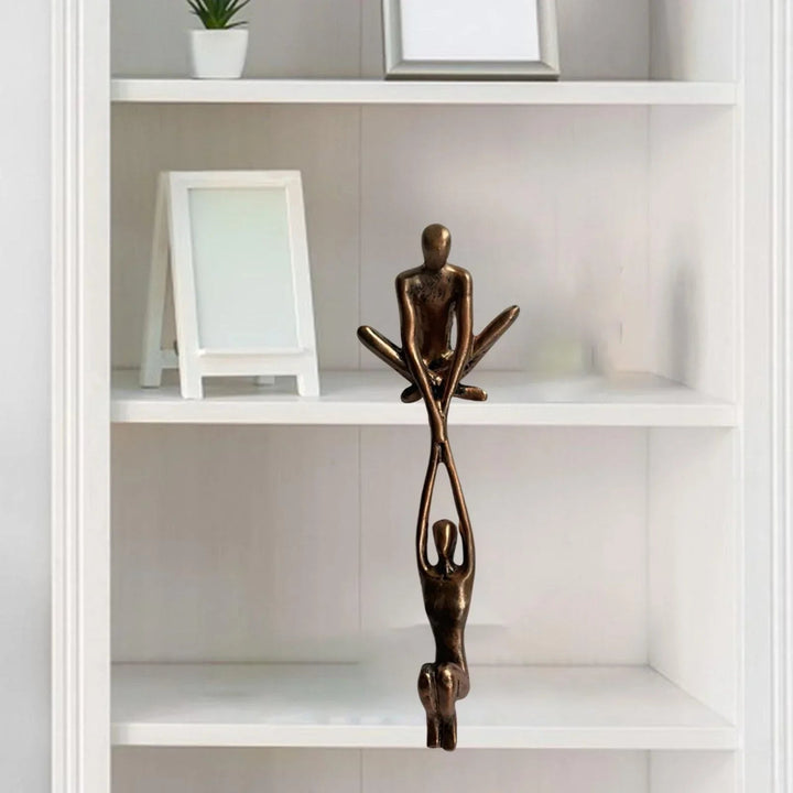 Gedetailleerd liefdesbeeldje van brons en zwart metaal, een uniek kunstwerk voor thuis.