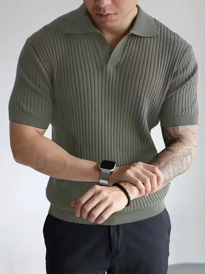 Comfortabele v-hals polo voor heren in zomerse stijl