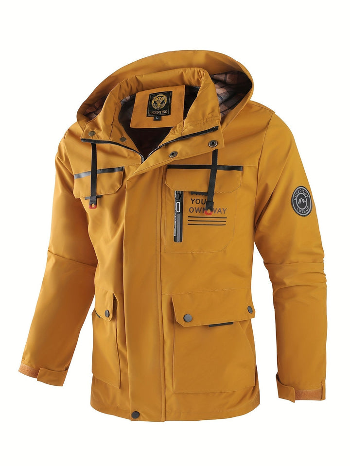 Detail van waterdichte heren winterjas, toont de robuuste stof en kwaliteitsafwerking voor outdoor gebruik.