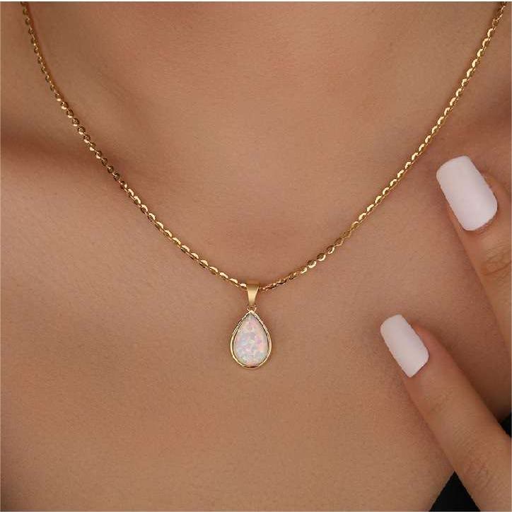 Luxe 18K gouden halsketting voor dames, versierd met een schitterende natuurlijke opaal druppelhanger.