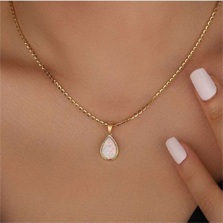 Luxe 18K gouden halsketting voor dames, versierd met een schitterende natuurlijke opaal druppelhanger.