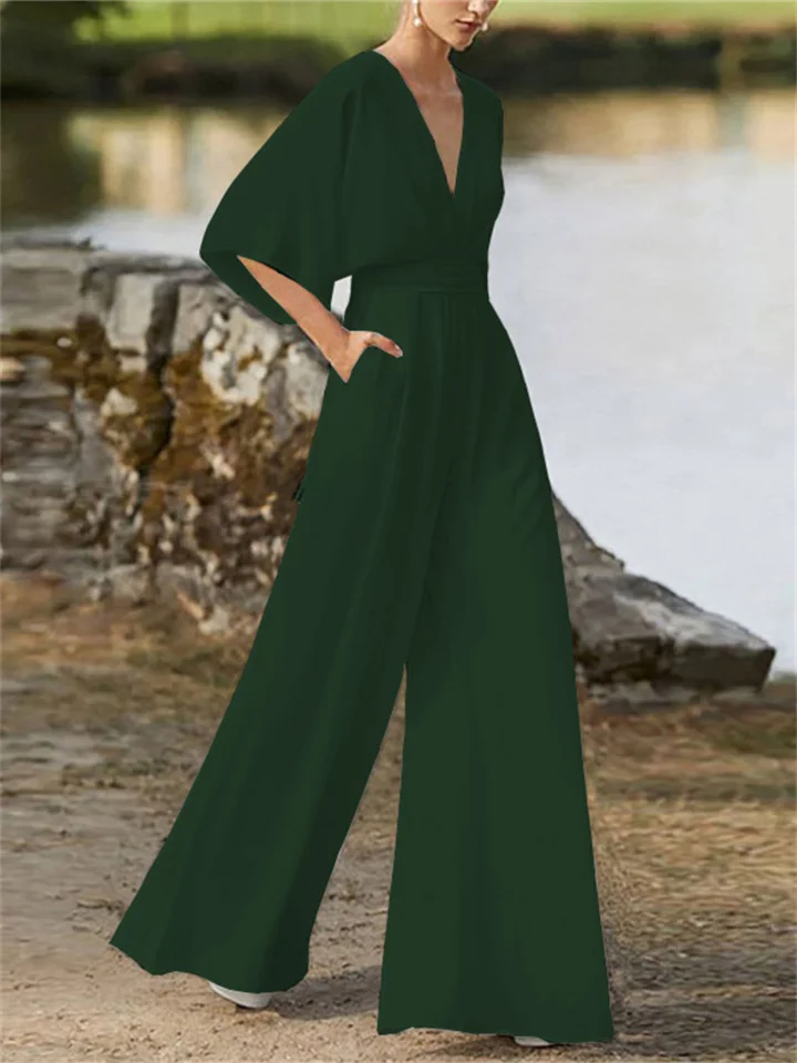 Detailopname van de V-hals en stof van de elegante dames jumpsuit