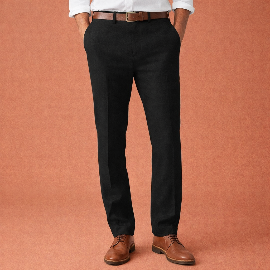 Zwarte moderne slim fit herenbroek, ideaal voor een stijlvolle en comfortabele look; met ritssluiting en zakken.
