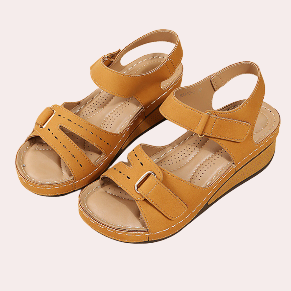 "Beige zomerse dames sandaal, stijlvolle open teen met riempjes, comfortabel voor dagelijkse en formele gelegenheden."