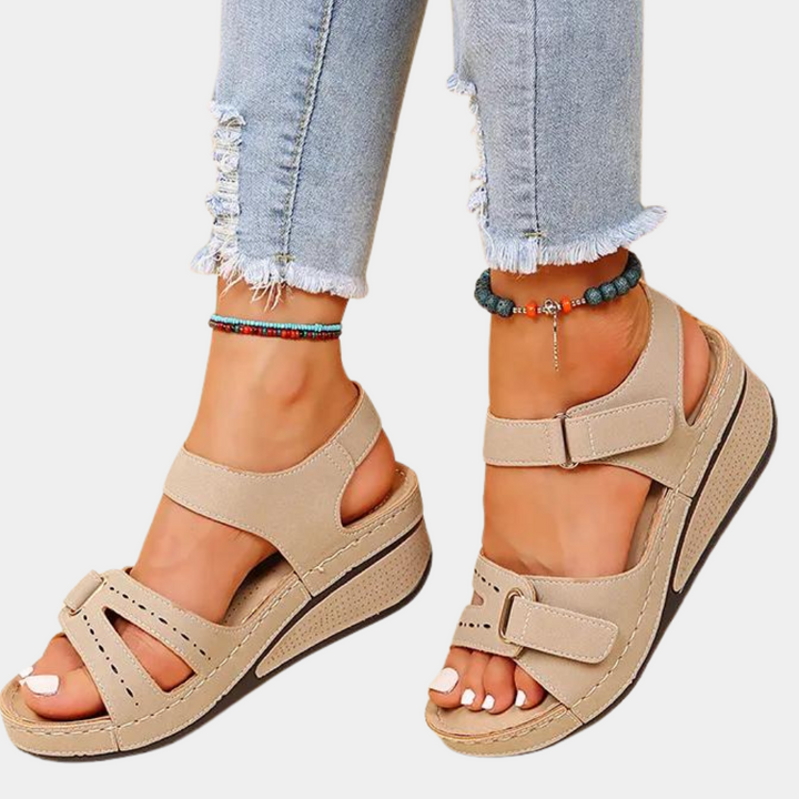 "Beige zomerse dames sandaal, stijlvolle open teen met riempjes, comfortabel voor dagelijkse en formele gelegenheden."