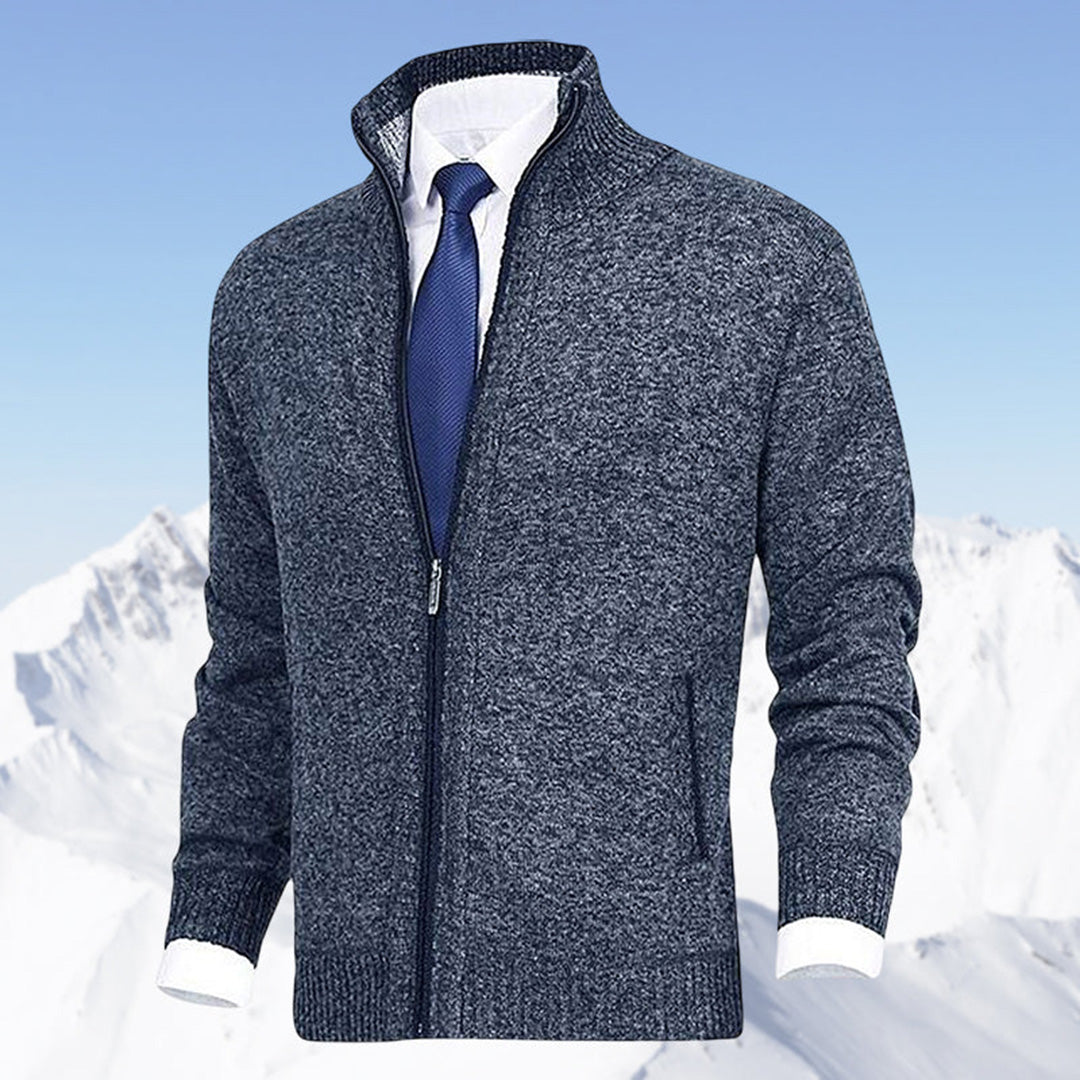 "Blauw herenvest van hoogwaardige fleece met rits en hoge kraag, perfect voor lente. Warm en veelzijdig ontwerp."