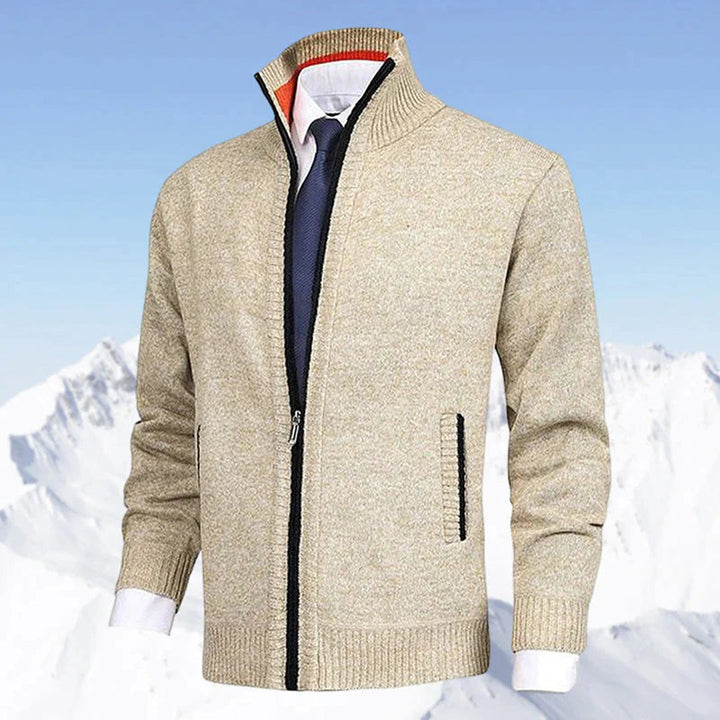 "Blauw herenvest van hoogwaardige fleece met rits en hoge kraag, perfect voor lente. Warm en veelzijdig ontwerp."