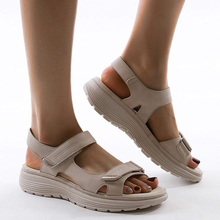 Comfortabele dames sandalen met klittenband en dikke zool, model Nally, in blauwe kleur.