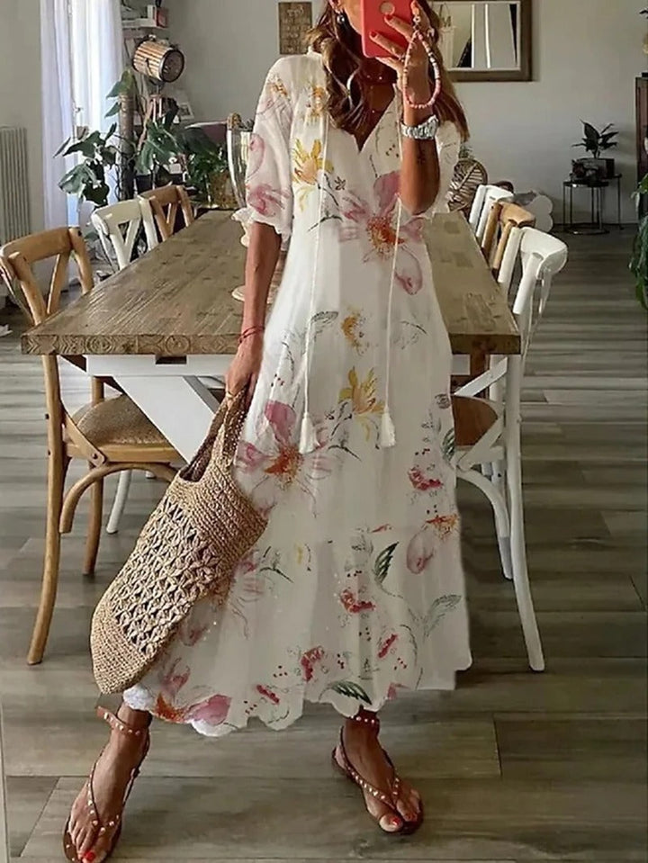 "Boheemse maxi jurk beige met V-hals en halflange mouwen, ideaal voor zomerse elegantie en casual stijl."