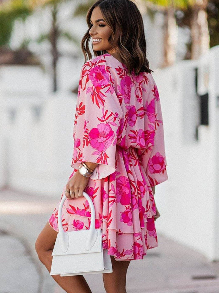 "Bohemian Chic mini jurk met V-hals, luchtige pasvorm en bloemenprint. Perfecte vrouwenjurk voor casual of chique looks."