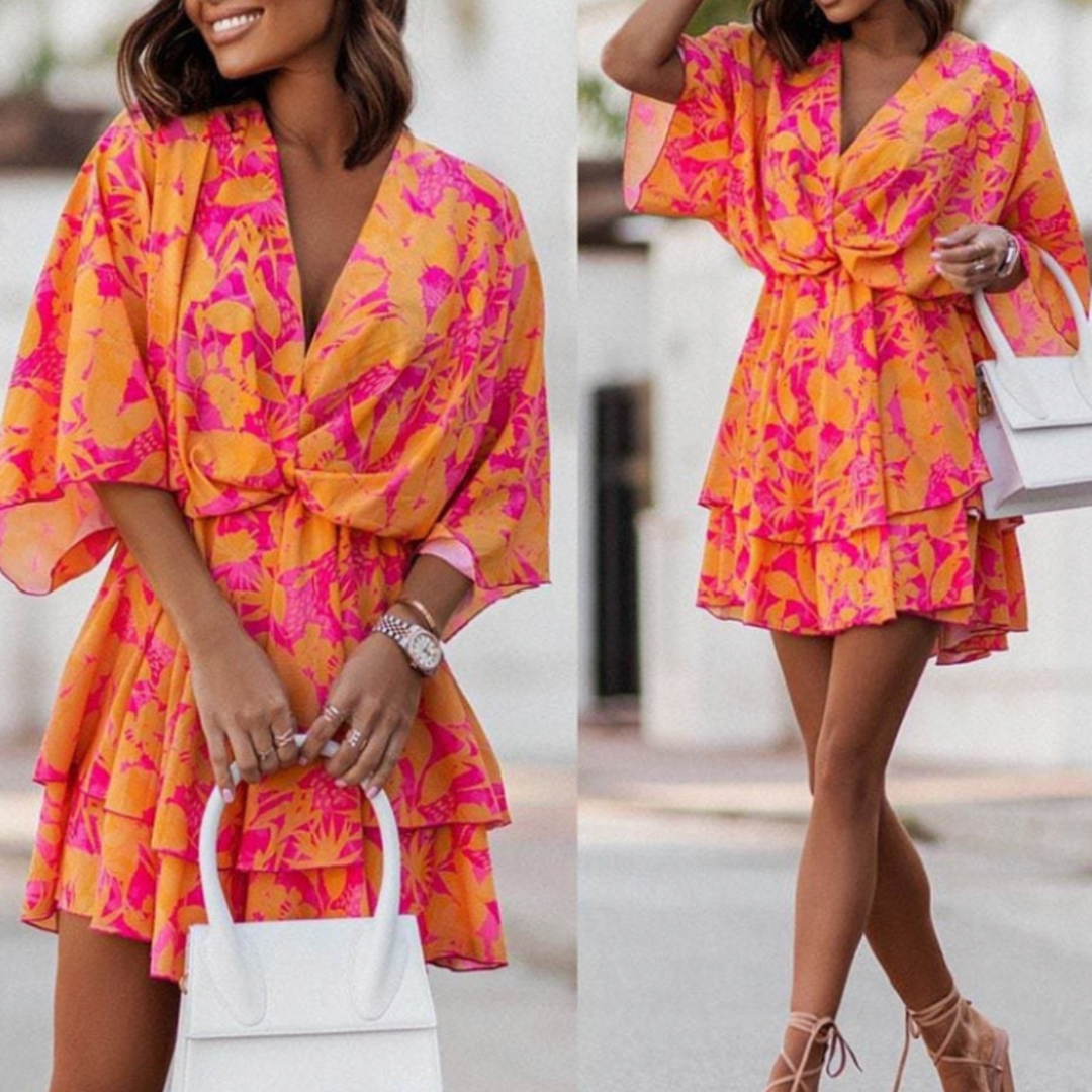 "Bohemian Chic mini jurk met V-hals, luchtige pasvorm en bloemenprint. Perfecte vrouwenjurk voor casual of chique looks."