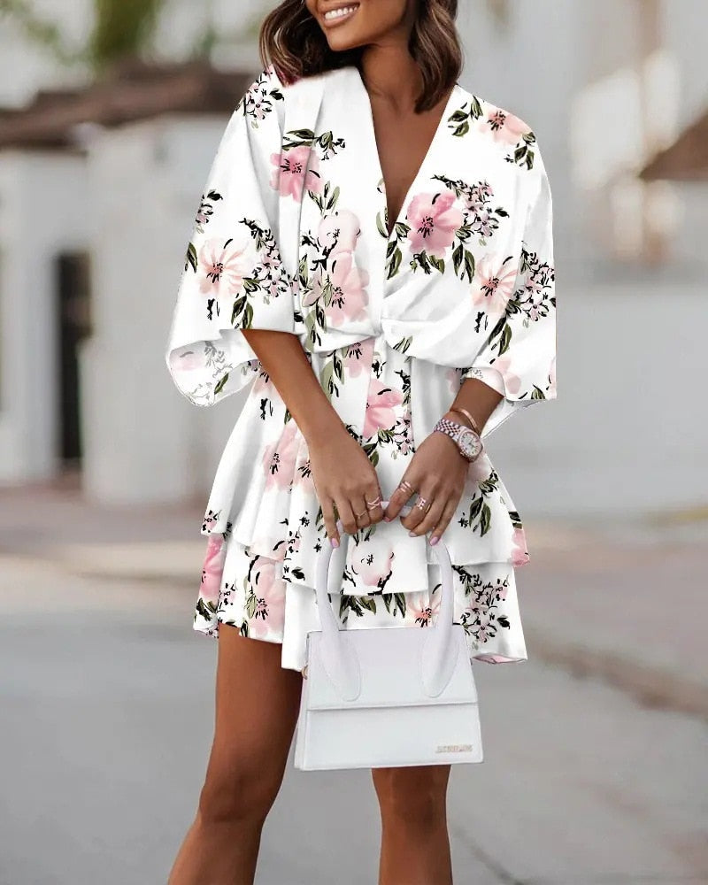 "Bohemian Chic mini jurk met V-hals, luchtige pasvorm en bloemenprint. Perfecte vrouwenjurk voor casual of chique looks."