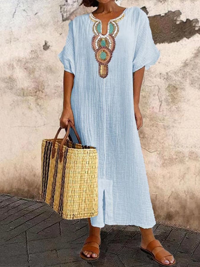 Bohemian kaftan jurk in luchtige katoen, rechte pasvorm met geborduurde halslijn, ideaal voor zomerse casual stijl.