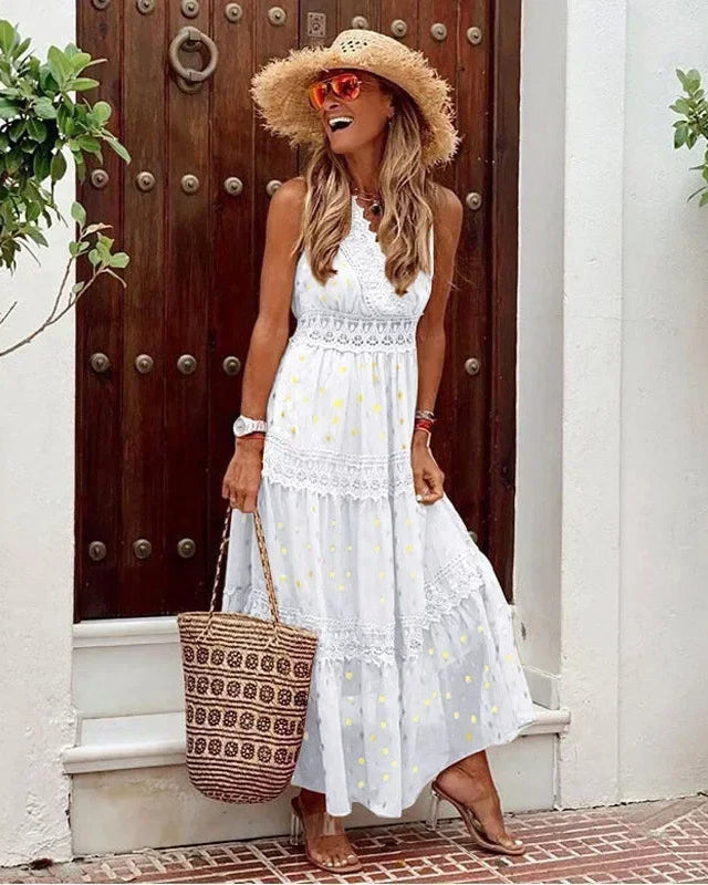 "Boho maxi jurk met V-hals, ademende stof en speels patroon, perfect voor zomeruitjes en stijlvolle elegantie."