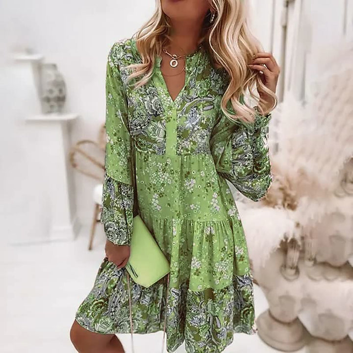 "Boho zomerjurk met V-hals, flairmouwen en levendige bohemian print; ideale luchtige jurk voor warme zomerdagen."
