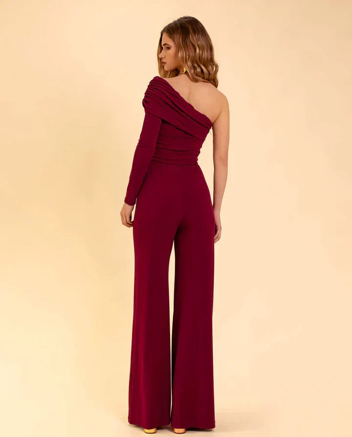 Trendy dames jumpsuit in bordeauxrood, met moderne eenschouder, ideaal als elegante avondkleding.