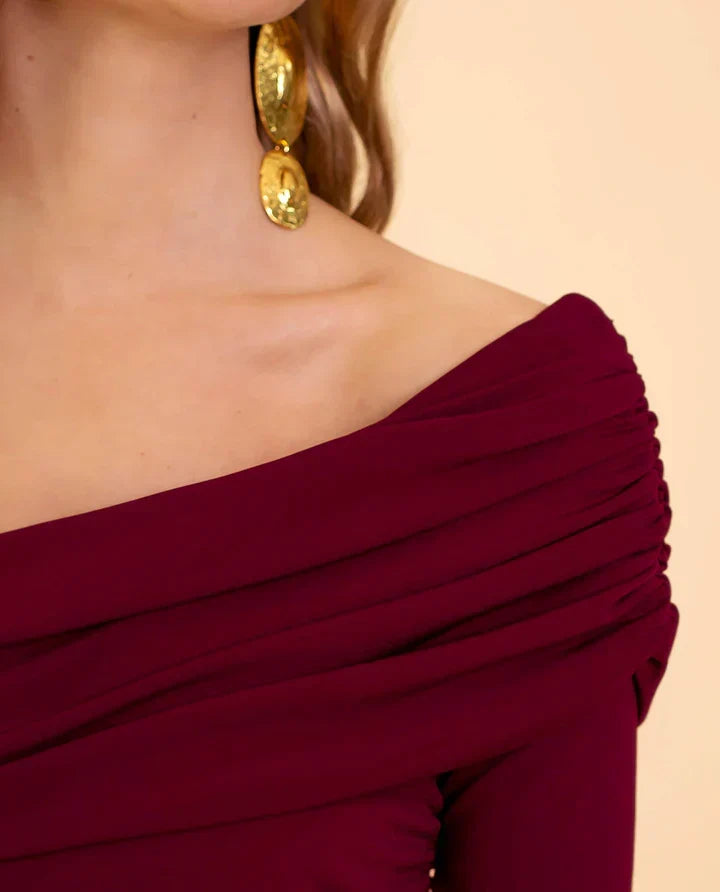 Elegante bordeauxrode jumpsuit voor vrouwen, met unieke eenschouder, perfect voor een stijlvolle look.