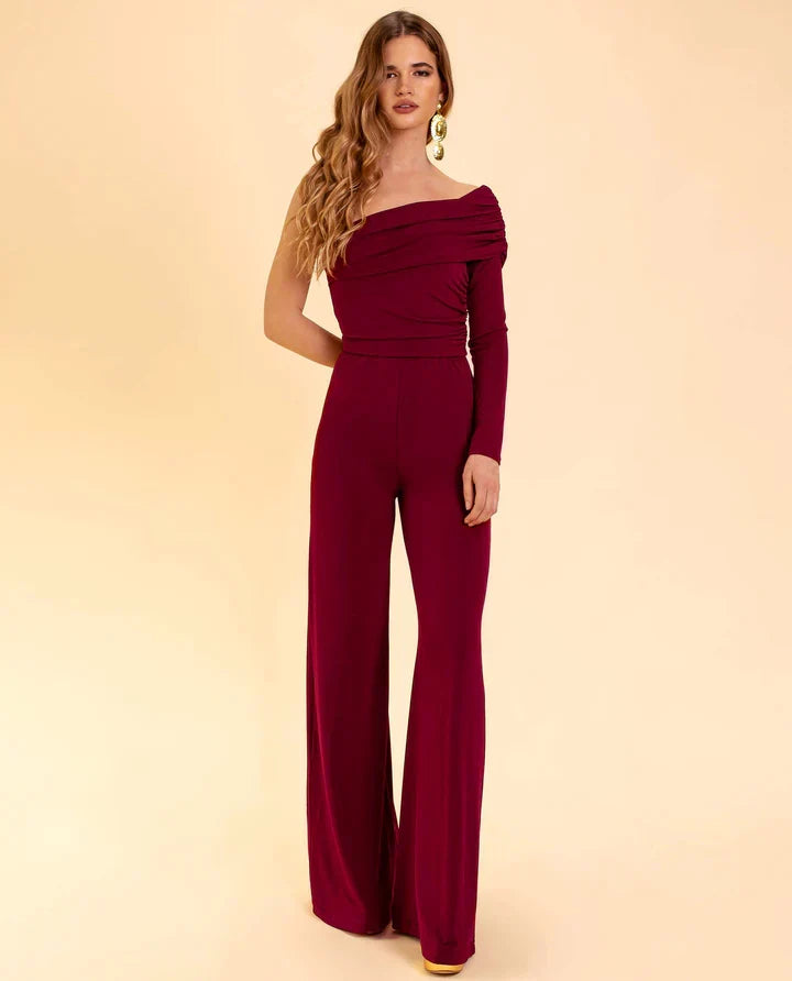 Chic bordeauxrode damesjumpsuit, comfortabel en modieus, met flatterende eenschouder pasvorm.