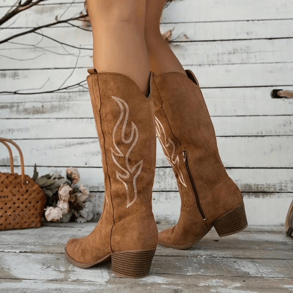 Achterkant en hakdetail van de bruine Ruby cowboylaarzen voor dames