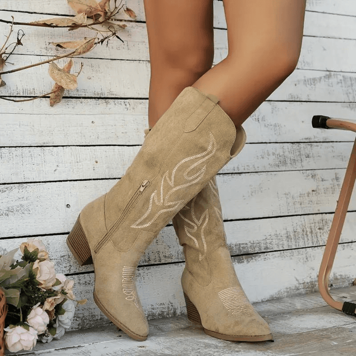 Zijaanzicht van de stijlvolle kaki cowboylaarzen met ritssluiting