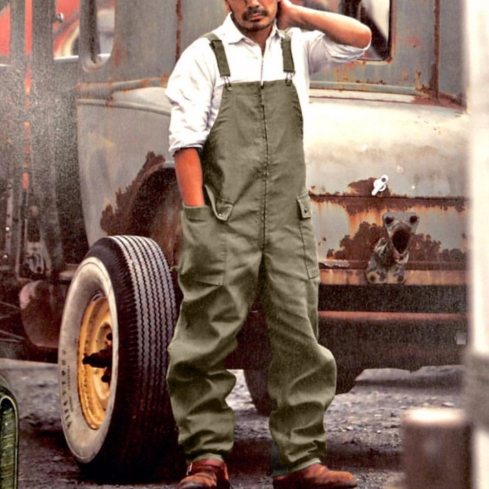 "Bruine cargo overall voor mannen met zijzakken, comfortabele pasvorm en ademend materiaal, perfect voor zomer en werk."