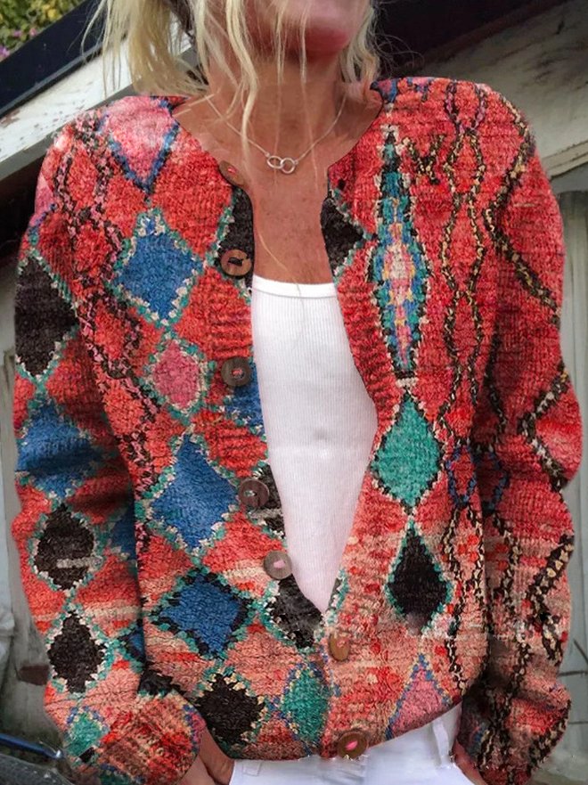 Volledige weergave van trendy gebloemde dames cardigan met knoopdetails, comfortabele vrouwenmode.