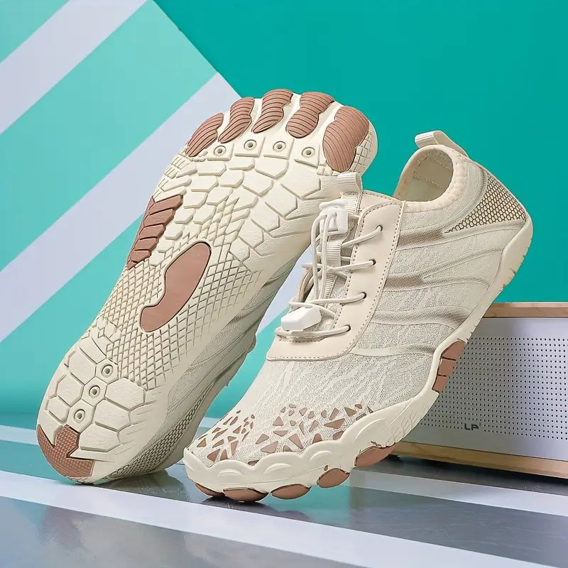 Een complete set van heren waterschoenen, klaar voor diverse buitenactiviteiten.