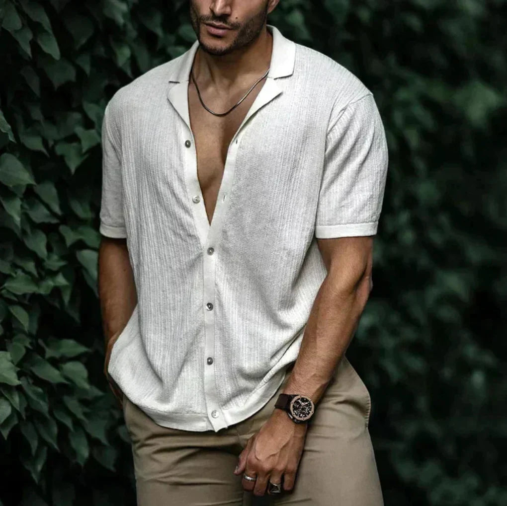 Stijlvol heren overhemd met knopen, perfect voor een casual zomerlook. Comfortabele strandmode voor vakantie.
