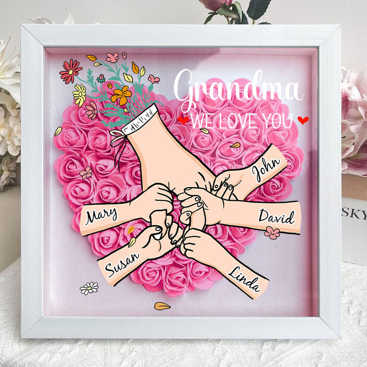 Mooie schaduwdoos met gedetailleerde bloemendesigns en gepersonaliseerde familienaam weergave.