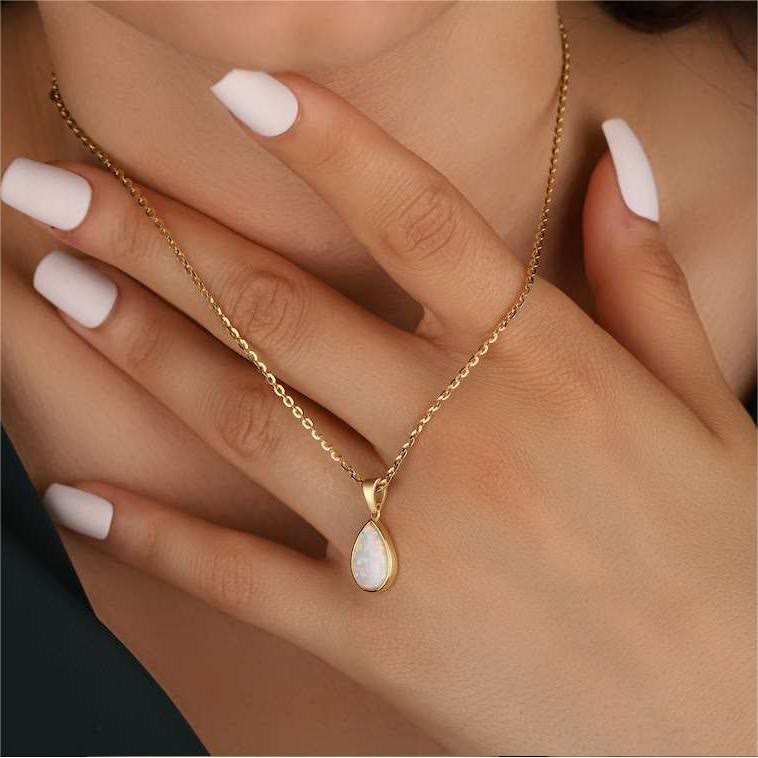 Elegante dames ketting met schitterende natuurlijke opaal druppelhanger, 18K goud; perfect voor elke gelegenheid.