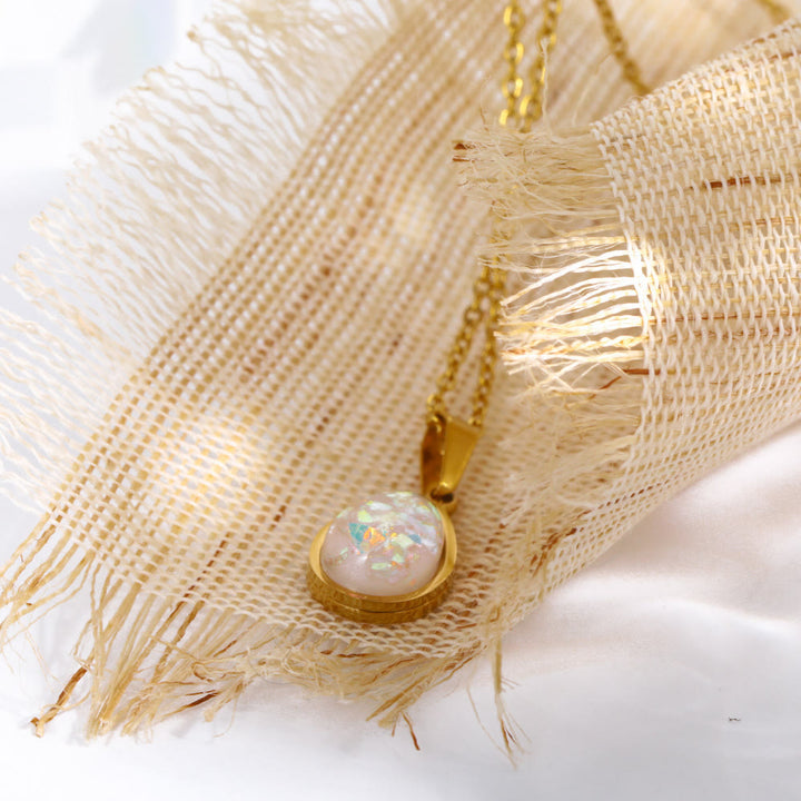 Dames Eloise ketting: 18K goud met betoverende natuurlijke opaal druppelhanger; verfijnd en elegant.