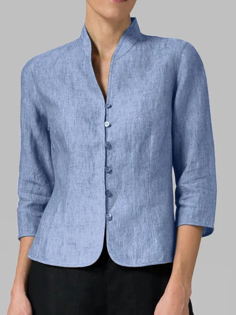 "Carmencita damesblouse, elegante hoge kraag, getailleerde pasvorm, zachte stof, geschikt voor zakelijke en casual looks."