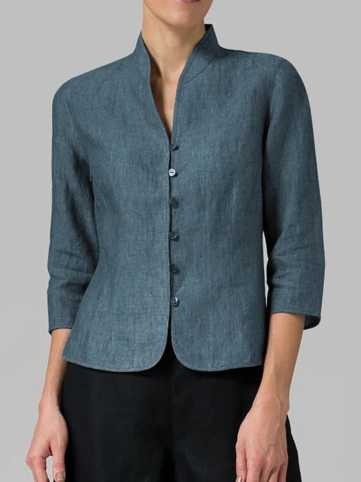 "Carmencita damesblouse, elegante hoge kraag, getailleerde pasvorm, zachte stof, geschikt voor zakelijke en casual looks."