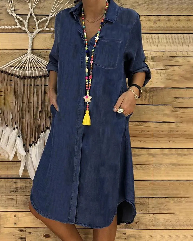 "Casual denim blousejurk met relaxte pasvorm, knoopsluiting en borstzak, ideaal voor strand en citytrip."