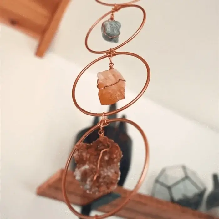 Spirituele chakra hanger met edelstenen als unieke woonaccessoires voor positieve energie
