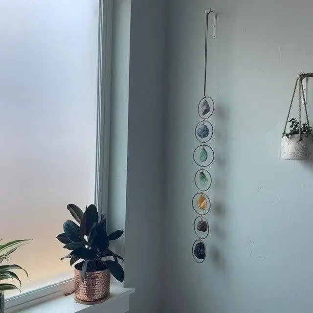 Sfeervolle weergave van een handgemaakte chakra hanger voor positieve energie in de woonkamer
